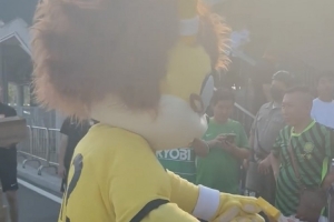 Kaiyun Sports-开云体育-其乐融融！青岛西海岸吉祥物赛前为国安远征球迷送上雪糕