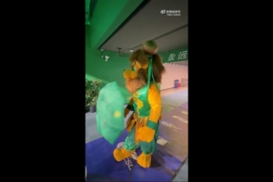 Kaiyun Sports-开云体育-不容易！国安吉祥物热到有些中暑，急忙休息补了一瓶藿香正气