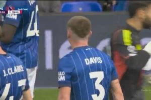 开云体育官方网-萨卡遭戴维斯踩中脚后跟，裁判出示红牌罚下后者